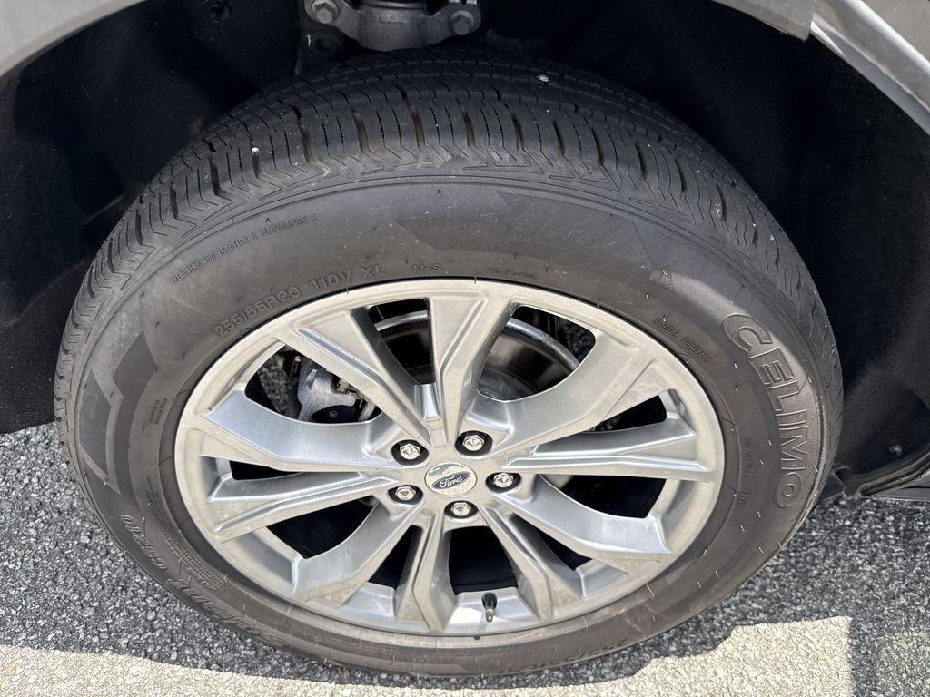 Used 2024 Ford Explorer XLT w/ Equipment Group 202A AWD/4WD image 17
