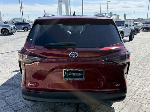 Used 2025 Toyota Sienna XLE image 6