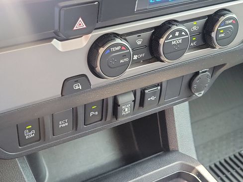 Used 2022 Toyota Tacoma SR5 RWD image 40
