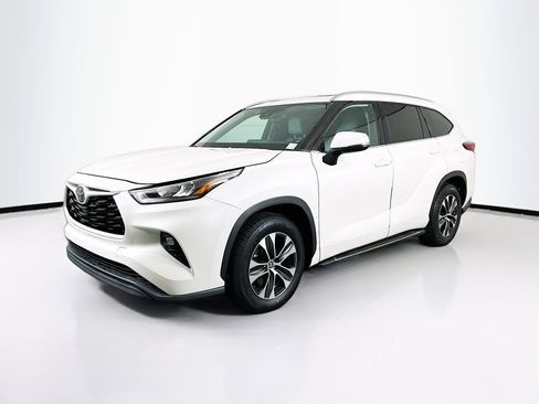 Used 2020 Toyota Highlander XLE image 3