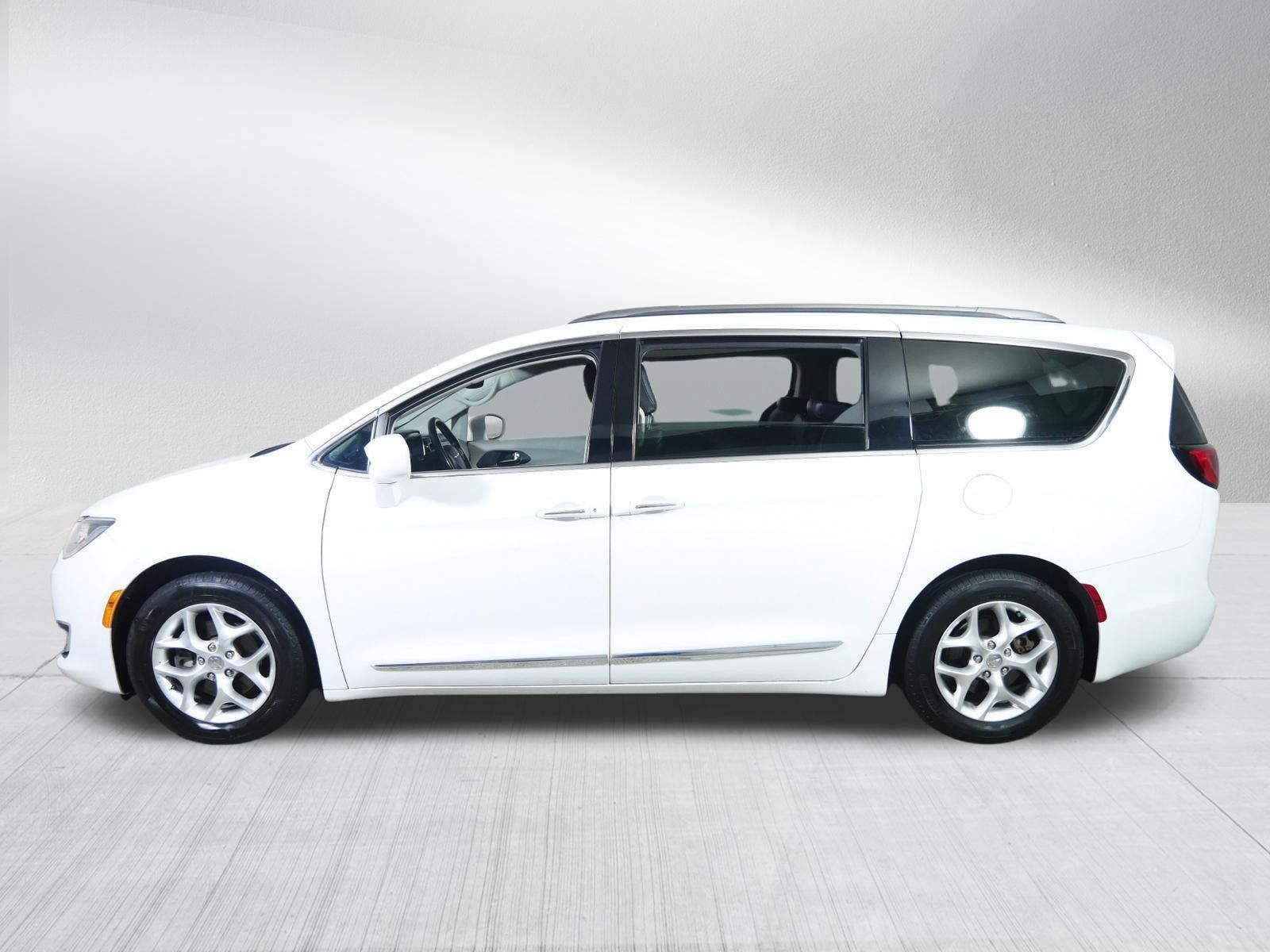 Used 2020 Chrysler Pacifica Touring-L w/ Tire & Wheel Group FWD image 4