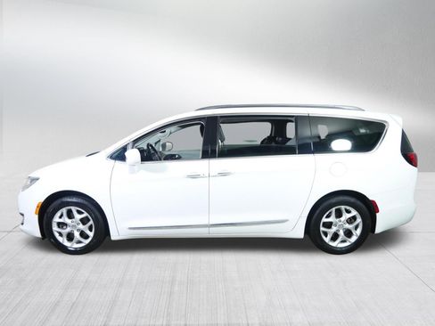 Used 2020 Chrysler Pacifica Touring-L w/ Tire & Wheel Group FWD image 4