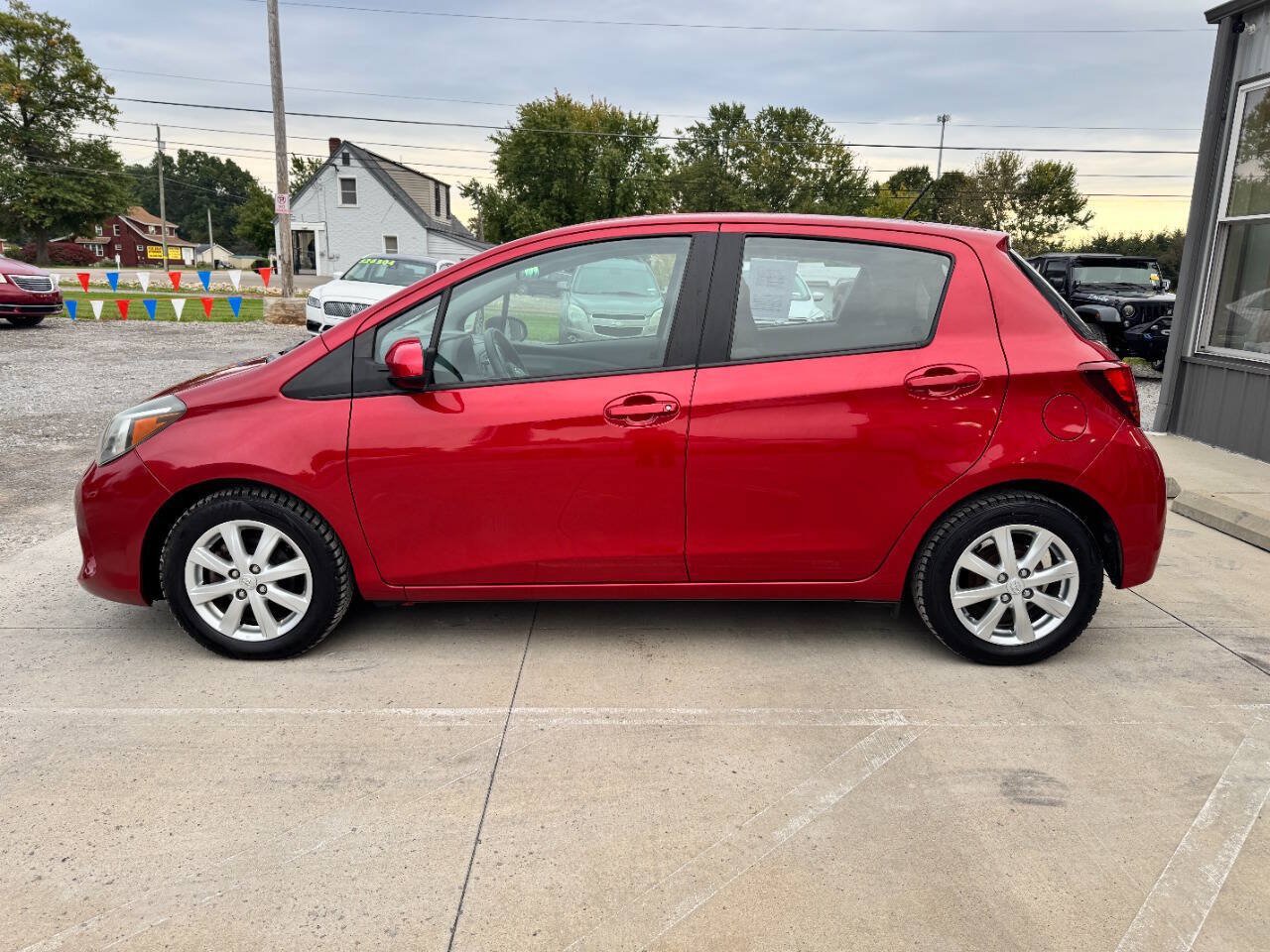 Used 2017 Toyota Yaris LE w/ Carpet Mat Package FWD image 5