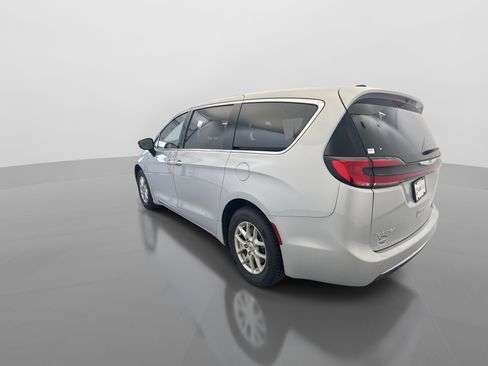 Used 2024 Chrysler Pacifica Touring-L FWD image 3
