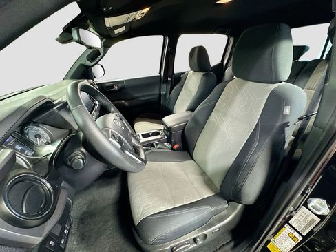 Used 2022 Toyota Tacoma TRD Sport image 11