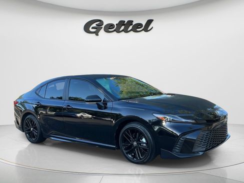 Used 2025 Toyota Camry SE w/ Convenience Package FWD image 3