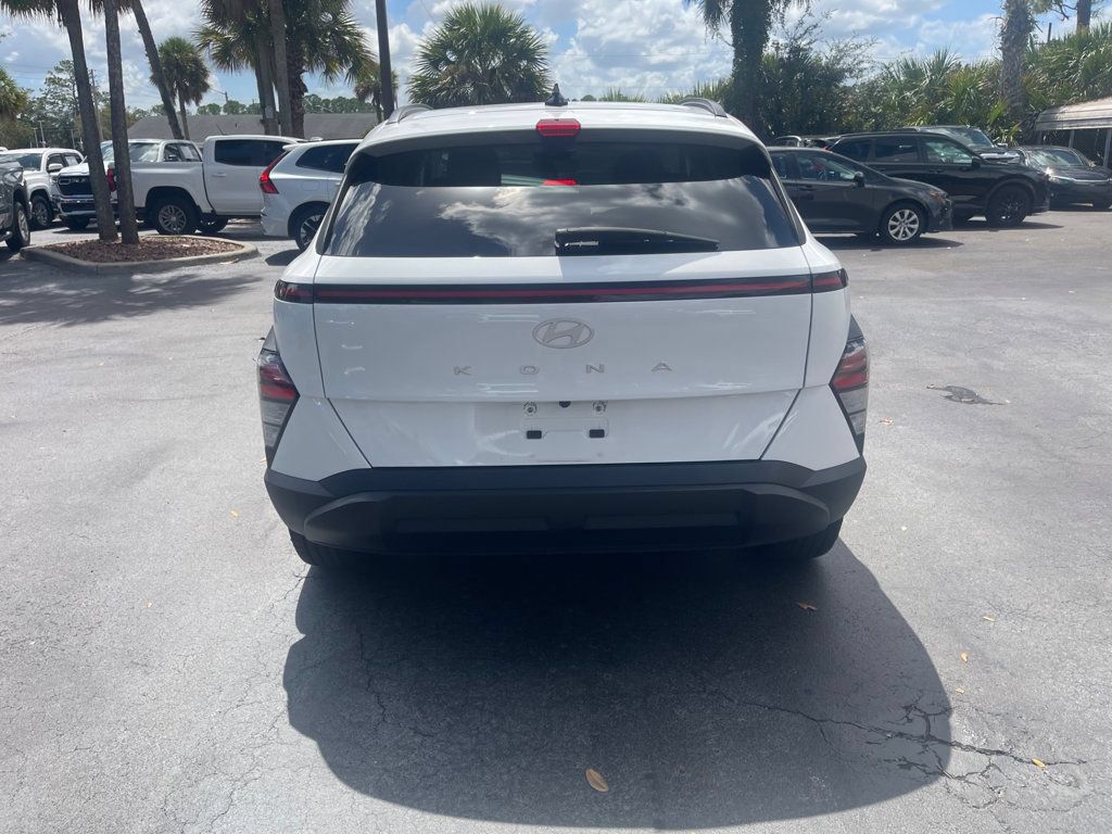 Used 2025 Hyundai Kona SEL FWD image 4