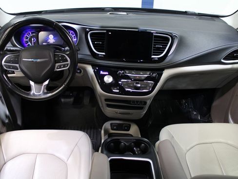 Used 2021 Chrysler Pacifica Touring-L FWD image 40