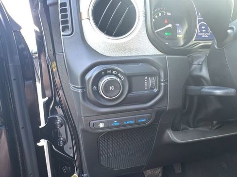 Used 2025 Jeep Wrangler Unlimited Sahara AWD/4WD image 15