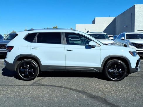 New 2026 Volkswagen Taos SE image 8