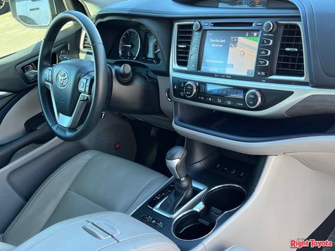 Used 2019 Toyota Highlander Limited w/ Carpet Mat Package (TMS) AWD/4WD image 12