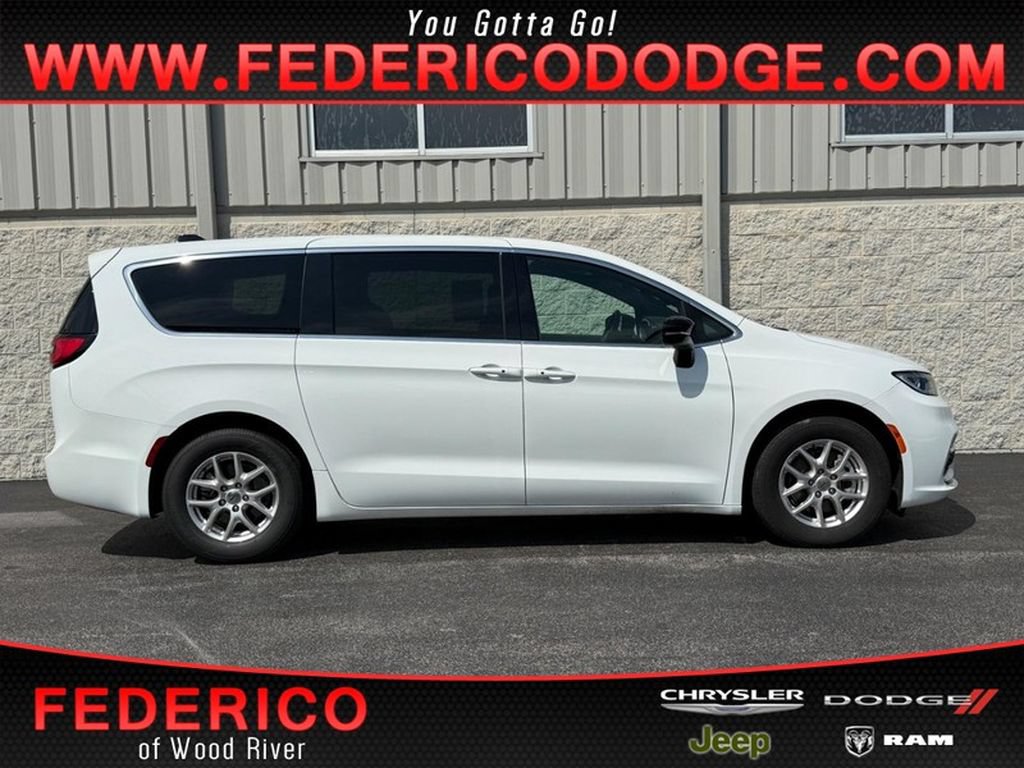 Used 2025 Chrysler Pacifica Select FWD image 1