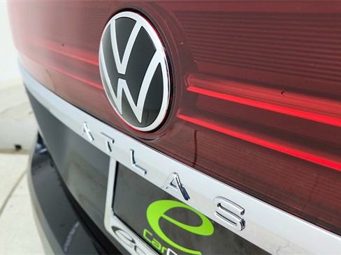 Used 2025 Volkswagen Atlas SE image 16