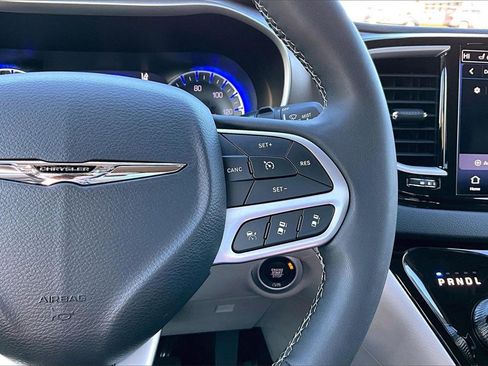 Used 2023 Chrysler Pacifica Touring-L image 26