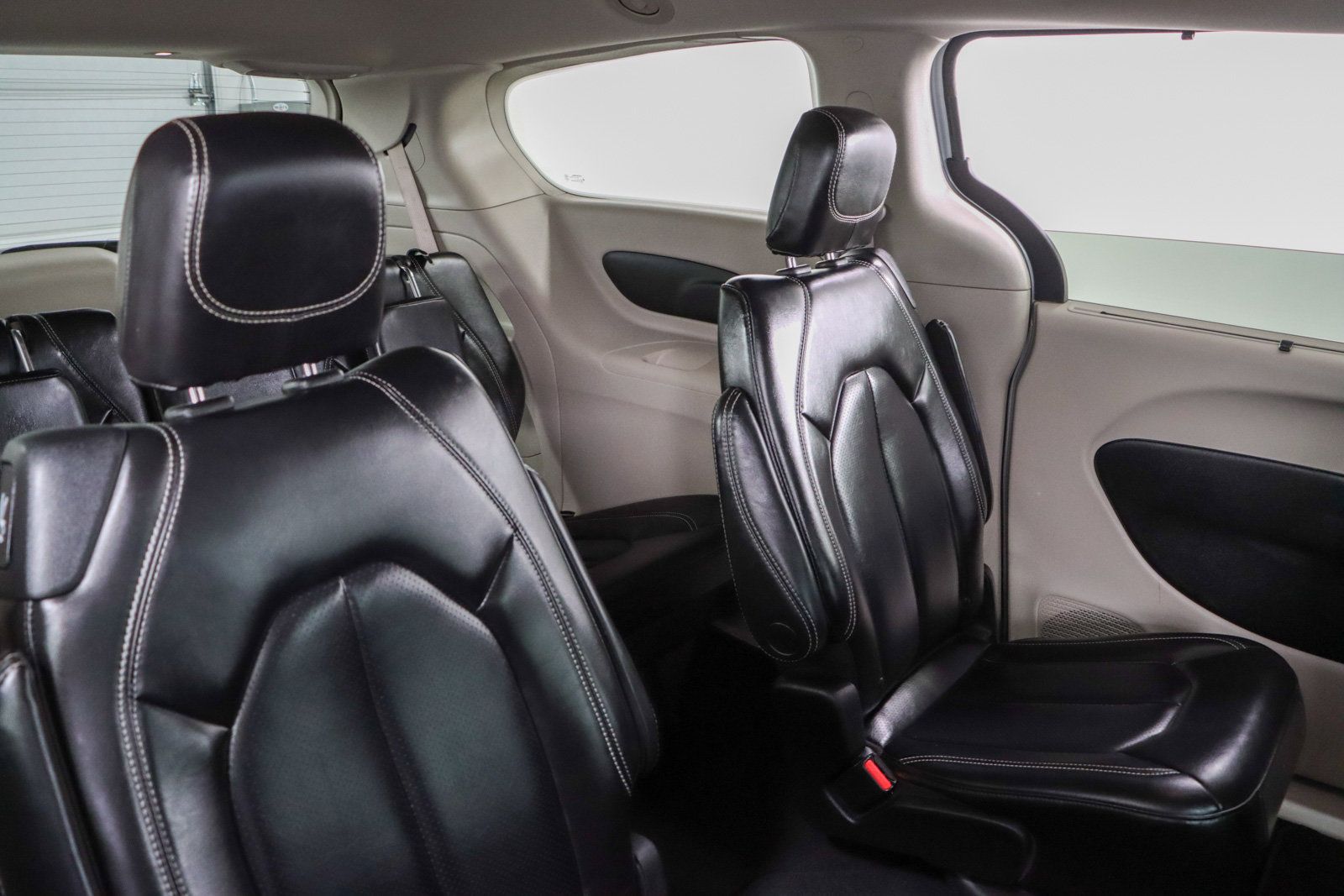 Used 2023 Chrysler Pacifica Touring-L FWD image 29