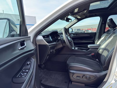 Used 2024 Jeep Grand Cherokee Altitude image 10