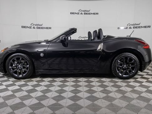 Used 2018 Nissan 370Z Touring RWD image 13