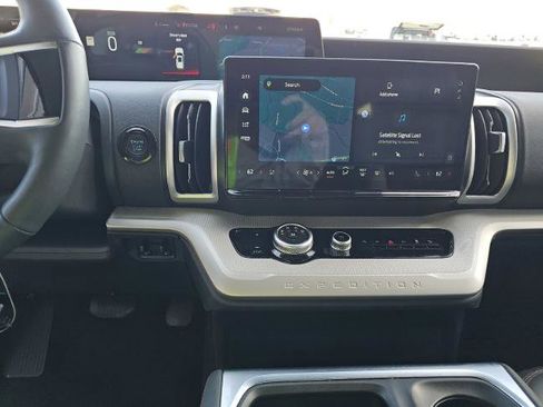 Used 2025 Ford Expedition Active image 12