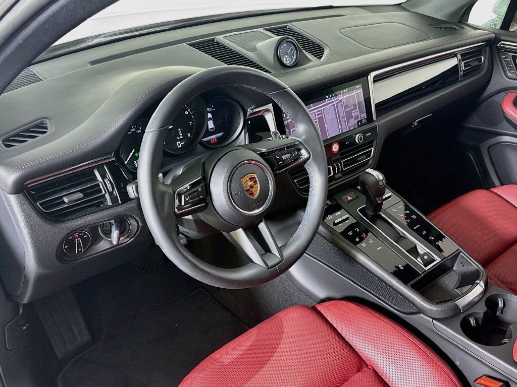 Certified 2026 Porsche Macan AWD/4WD image 4