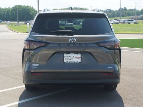 Used 2025 Toyota Sienna XLE w/ XLE Plus Package FWD image 3