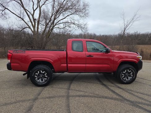 Used 2017 Toyota Tacoma SR image 7