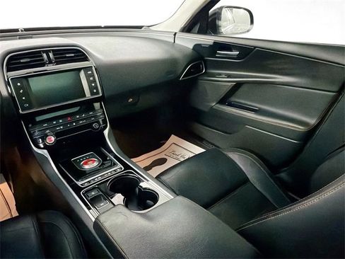 Used 2017 Jaguar XE Prestige image 21