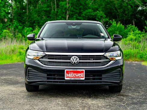 Used 2024 Volkswagen Jetta SE w/ Panoramic Sunroof Package FWD image 5