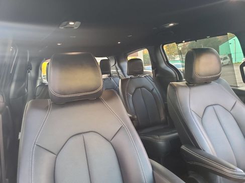 Used 2025 Chrysler Pacifica Select image 37