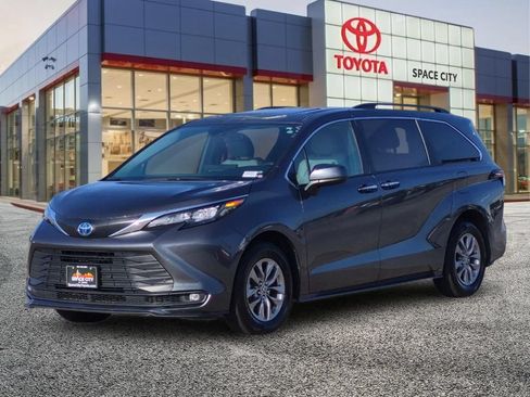 Used 2025 Toyota Sienna XLE FWD image 2
