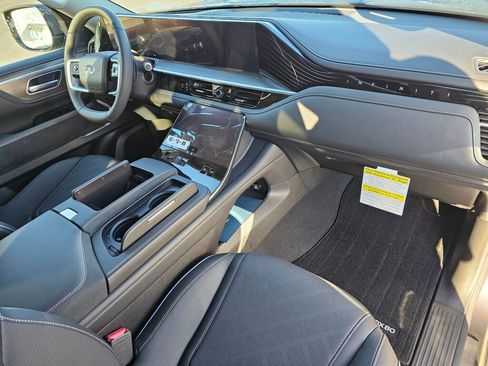 New 2025 INFINITI QX80 Luxe image 13