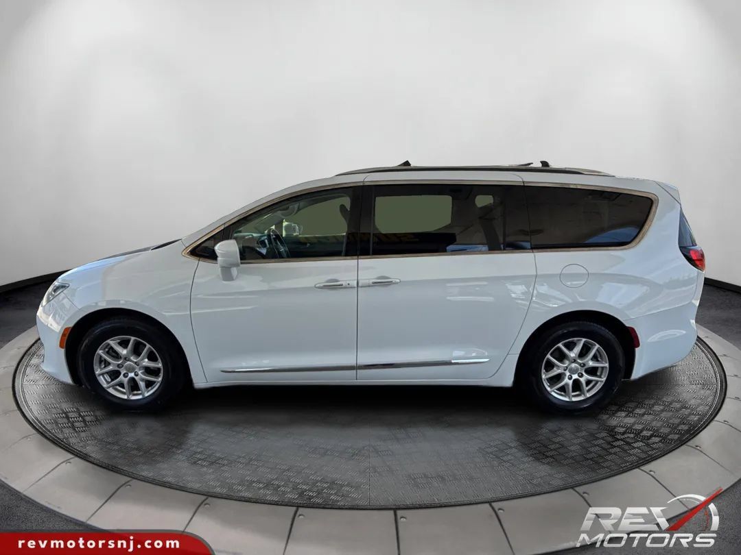 Used 2020 Chrysler Pacifica Touring-L FWD image 2