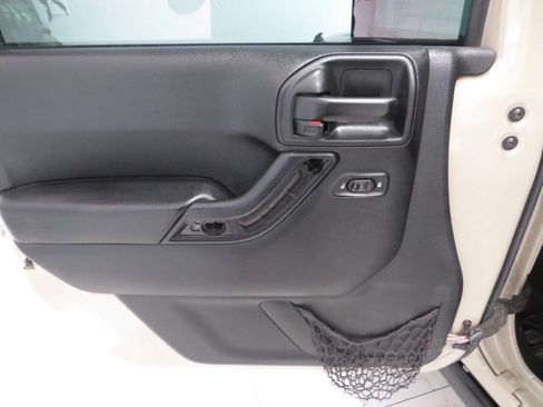 Used 2017 Jeep Wrangler Sport AWD/4WD image 13