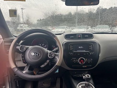 Used 2017 Kia Soul + image 9