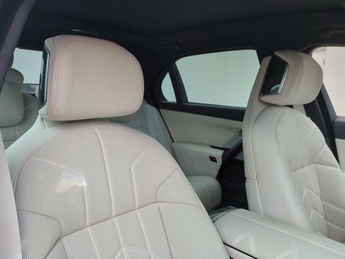 Used 2024 BMW i7 eDrive50 w/ M Sport Package RWD image 34
