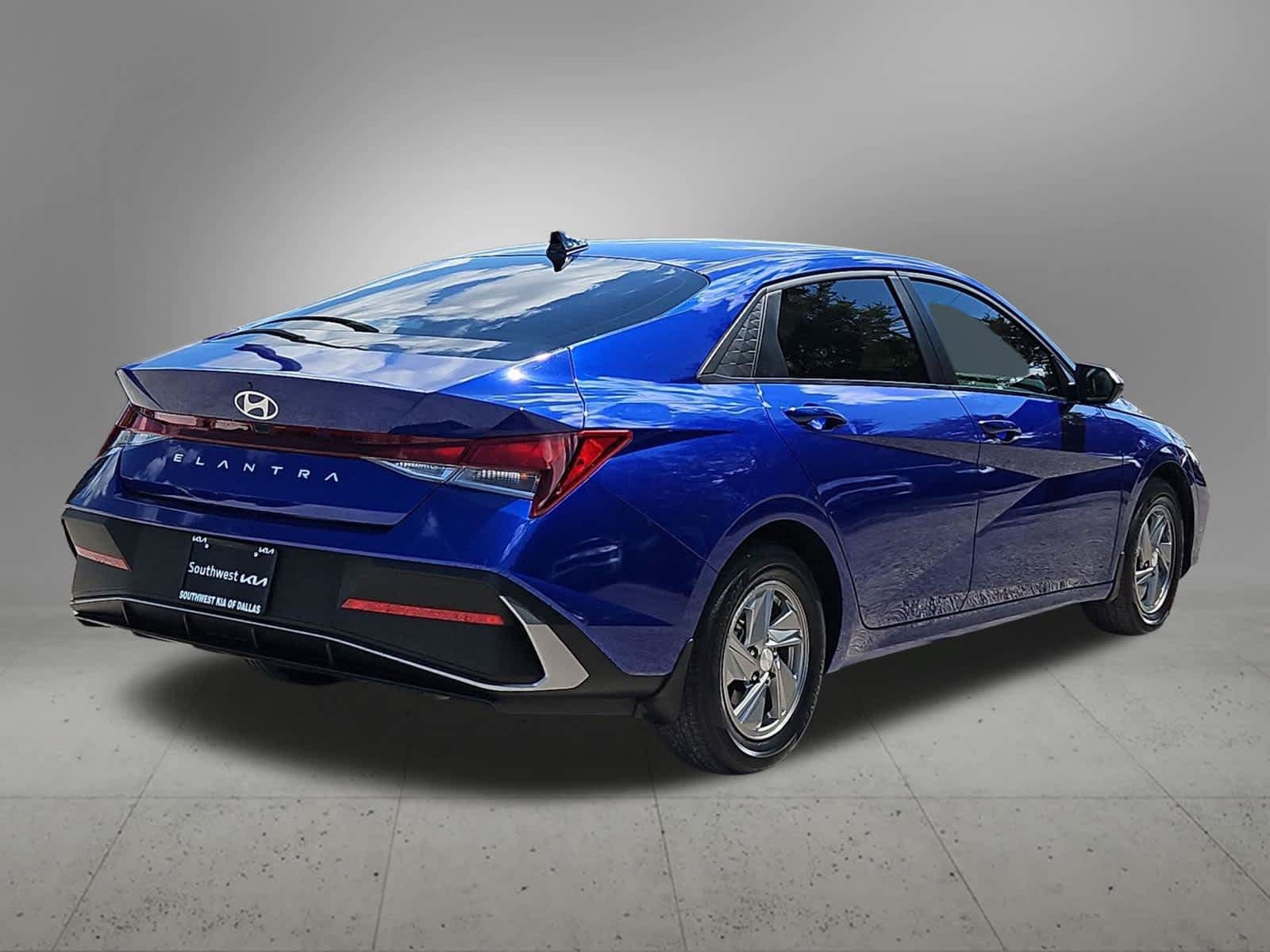 Used 2025 Hyundai Elantra SE FWD image 6