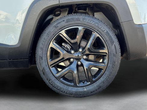 Used 2018 Jeep Renegade Altitude w/ UConnect 8.4 Nav Group FWD image 12