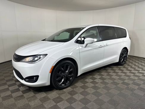 Used 2020 Chrysler Pacifica Touring w/ S Appearance Package image 7