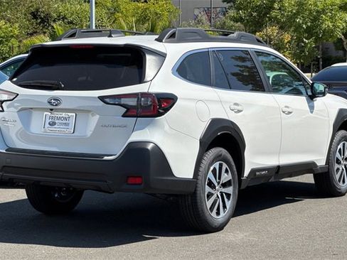 Used 2025 Subaru Outback Premium image 4