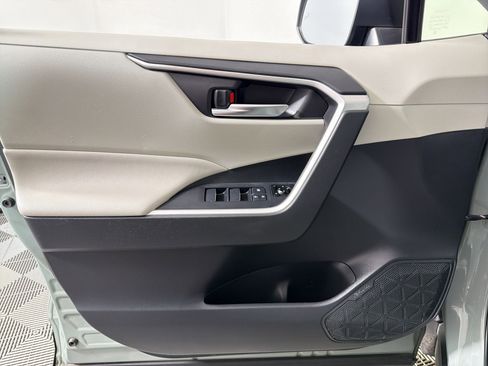 Used 2020 Toyota RAV4 XLE Premium image 11