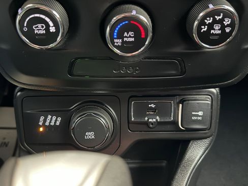 Used 2019 Jeep Renegade Sport image 10