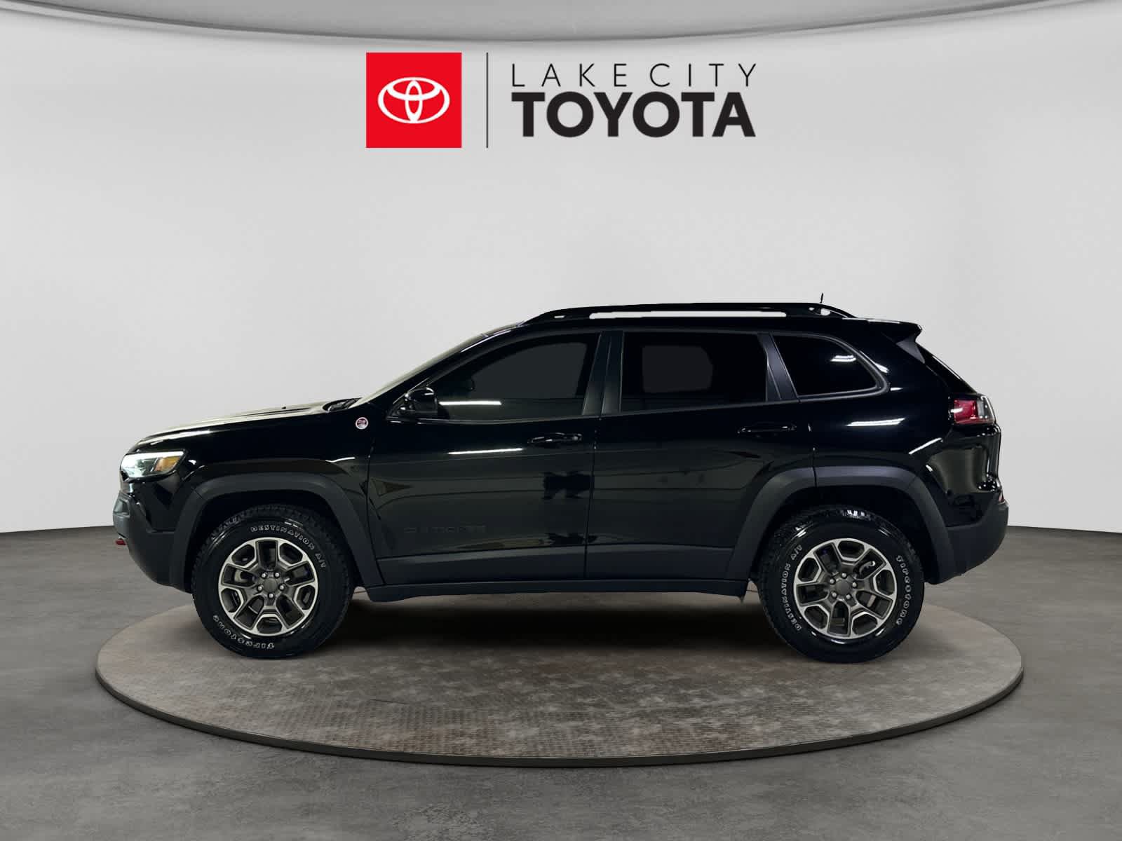 Used 2023 Jeep Cherokee Trailhawk AWD/4WD image 3