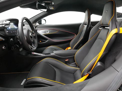 Used 2023 McLaren Artura RWD image 9