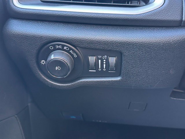 Used 2026 Chrysler Pacifica Select FWD image 18