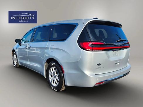 Used 2024 Chrysler Pacifica Touring-L FWD image 3