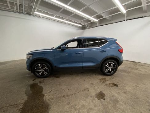 Used 2024 Volvo XC40 B5 Core image 3