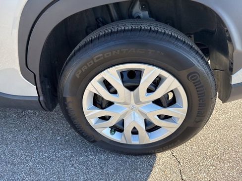 Used 2025 Toyota Corolla Cross L image 32