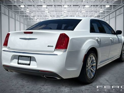 Used 2018 Chrysler 300 Touring L RWD image 5