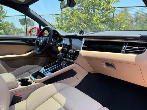 Used 2025 Porsche Macan image 25