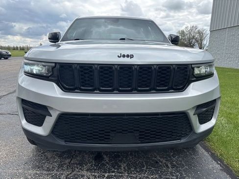 Used 2024 Jeep Grand Cherokee Altitude AWD/4WD image 6