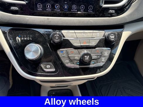 Used 2019 Chrysler Pacifica Touring-L FWD image 24